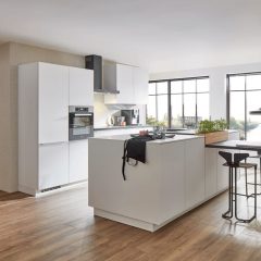 witte moderne keuken met eiland freisoythe