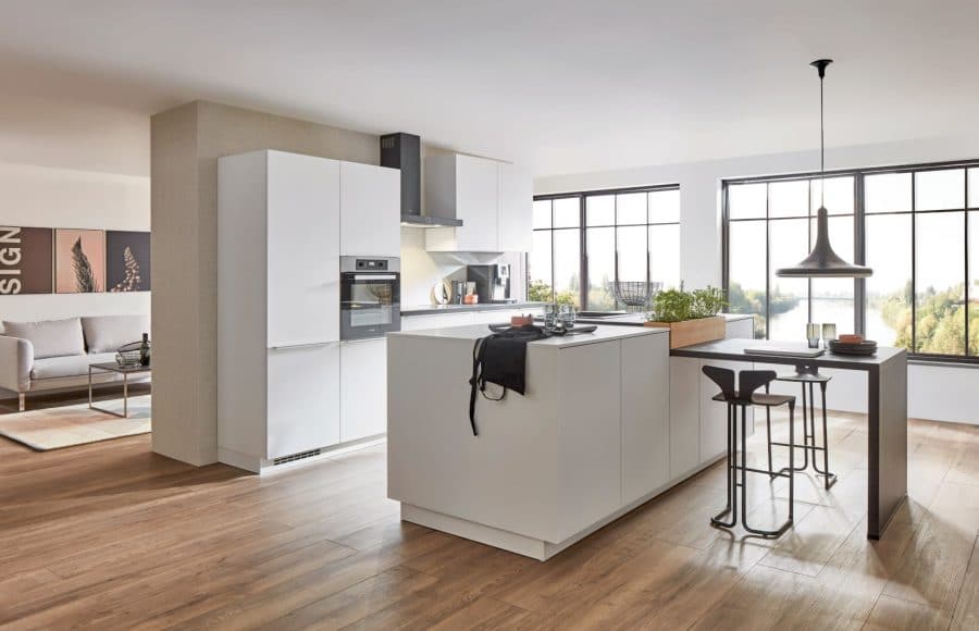 witte moderne keuken met eiland freisoythe