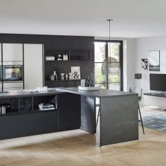 zwarte keuken met kastenwand en eiland gehrde