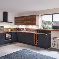 zwarte hoekkeuken met hout holdorf
