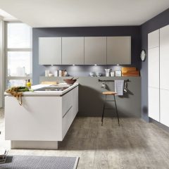 witte eilandkeuken met kastenwand leer