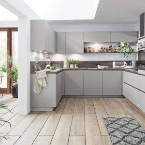 grijze u keuken met houtlook werkblad